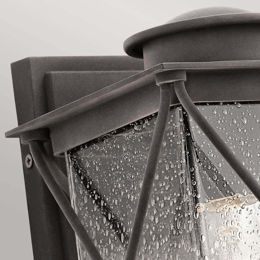 Détail du sommet : chapeau bombé, cerclage et gouttelettes d'eau sur le verre