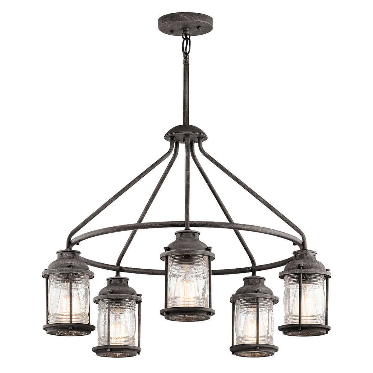Lustre extérieur à cinq lanternes en verre moucheté, suspendu, sur fond blanc.