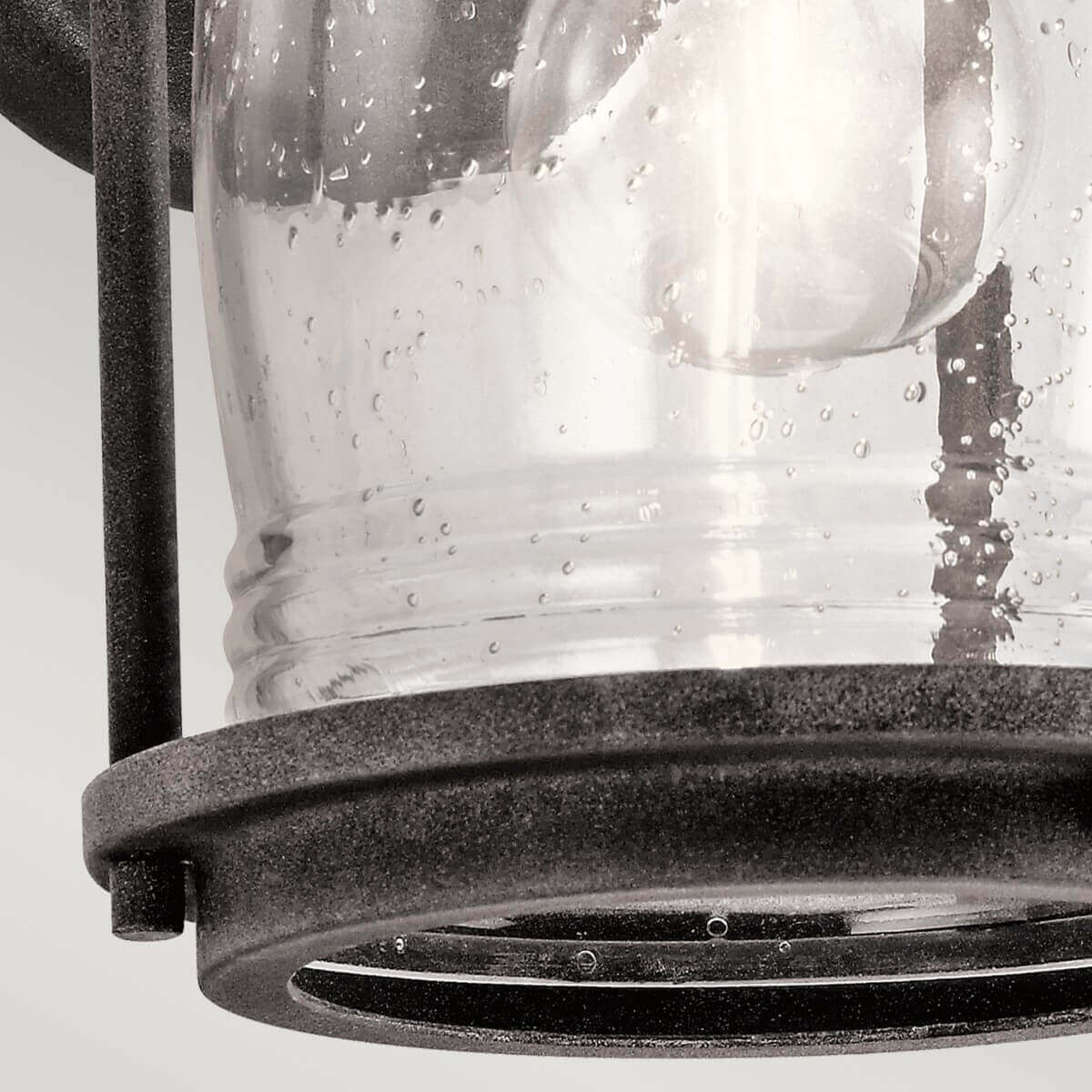 Détail de la base : cercle métallique, verre strié et gouttes d'eau