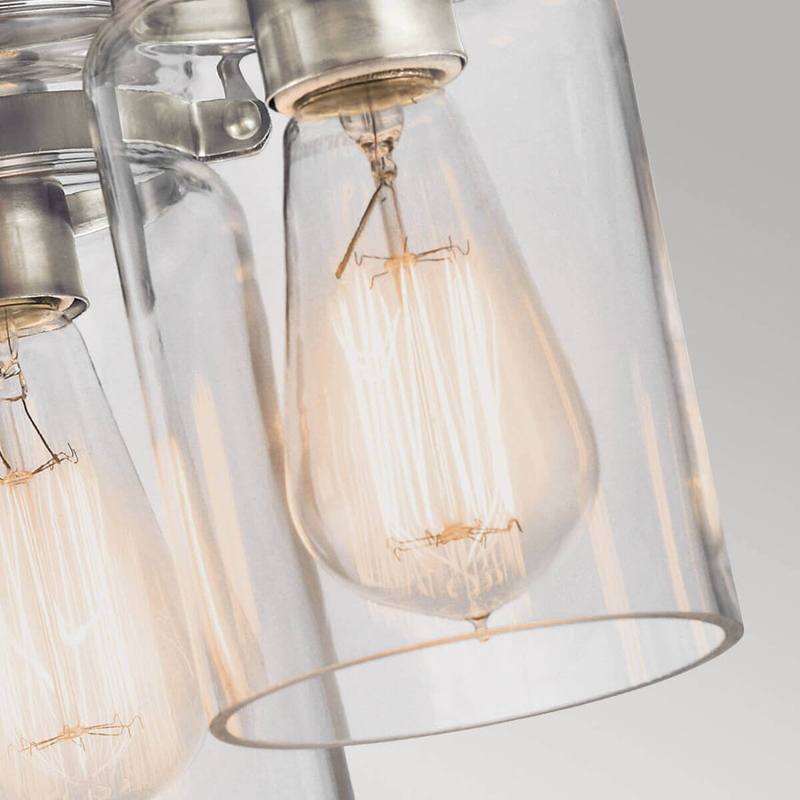 Gros plan sur une ampoule à filament dans son globe de verre transparent