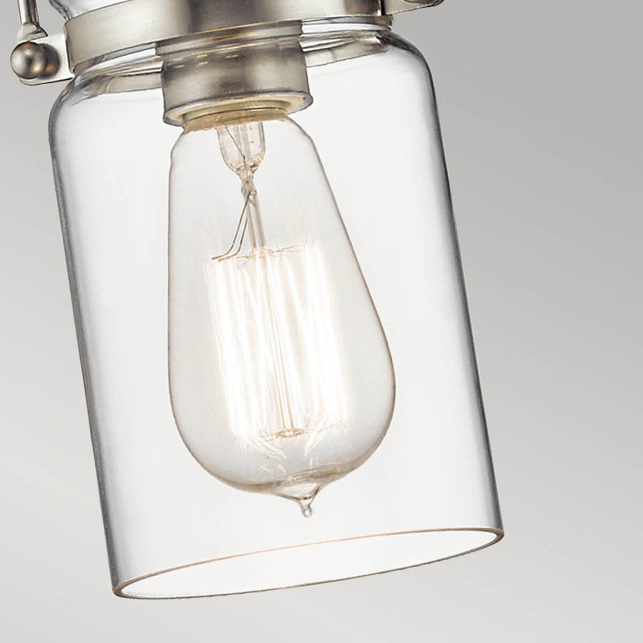 Très gros plan sur l'ampoule à filament et l'intérieur du verre transparent.