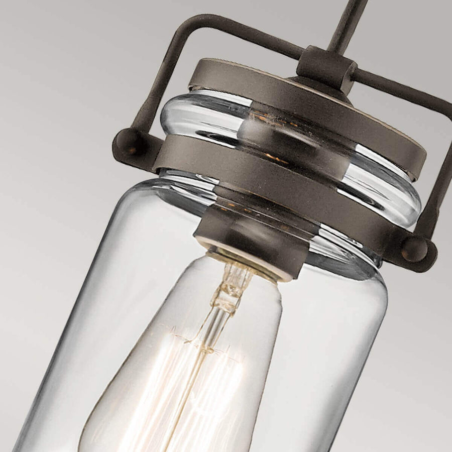 Détail incliné du collier métallique, du verre et de l'ampoule à filament