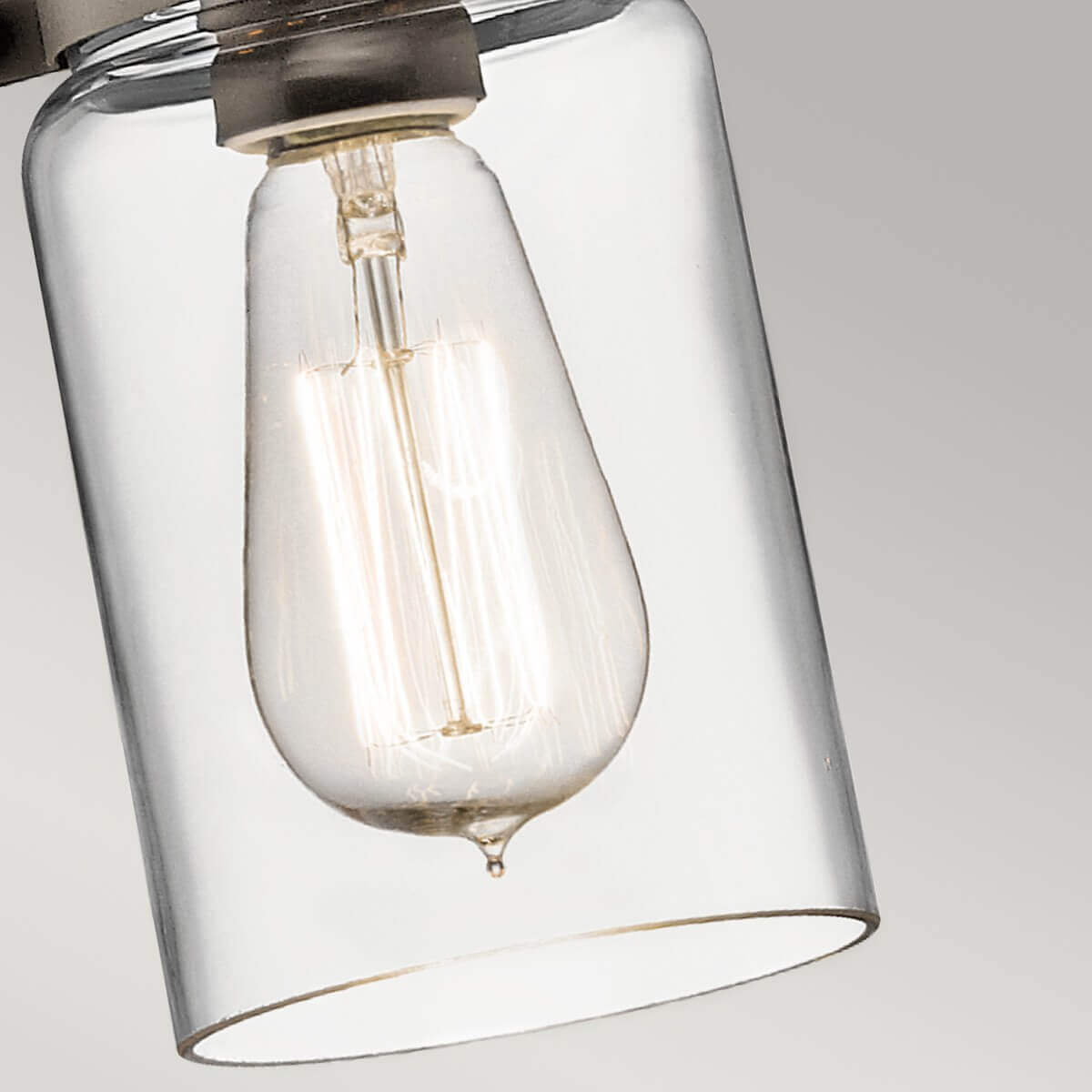 Vue rapprochée du cylindre en verre transparent et de l'ampoule Edison
