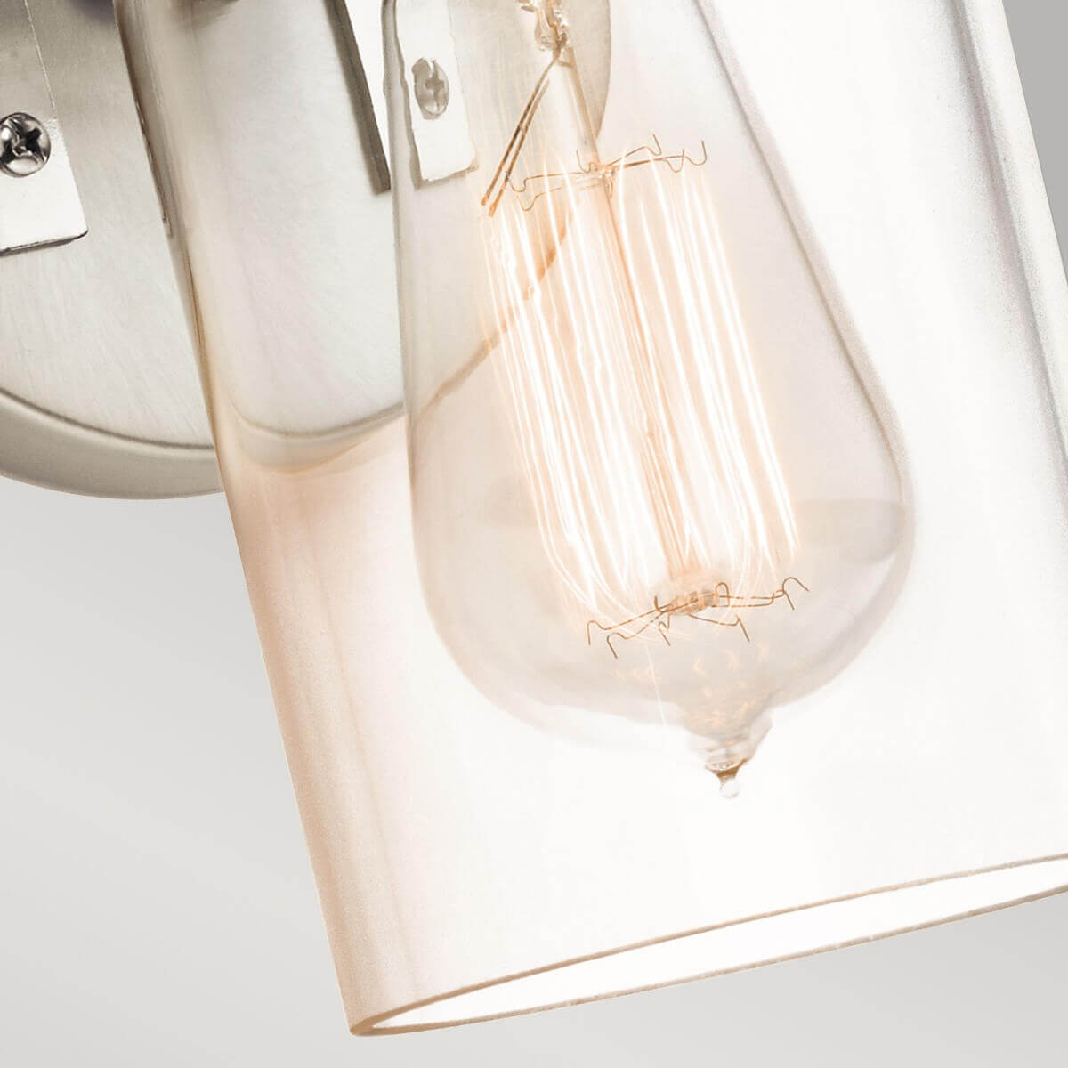 Détail des filaments de l'ampoule Edison à travers le verre transparent