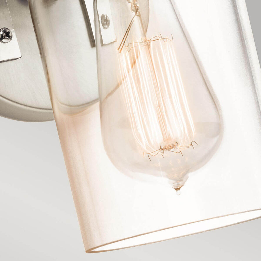 Détail des filaments de l'ampoule Edison à travers le verre transparent