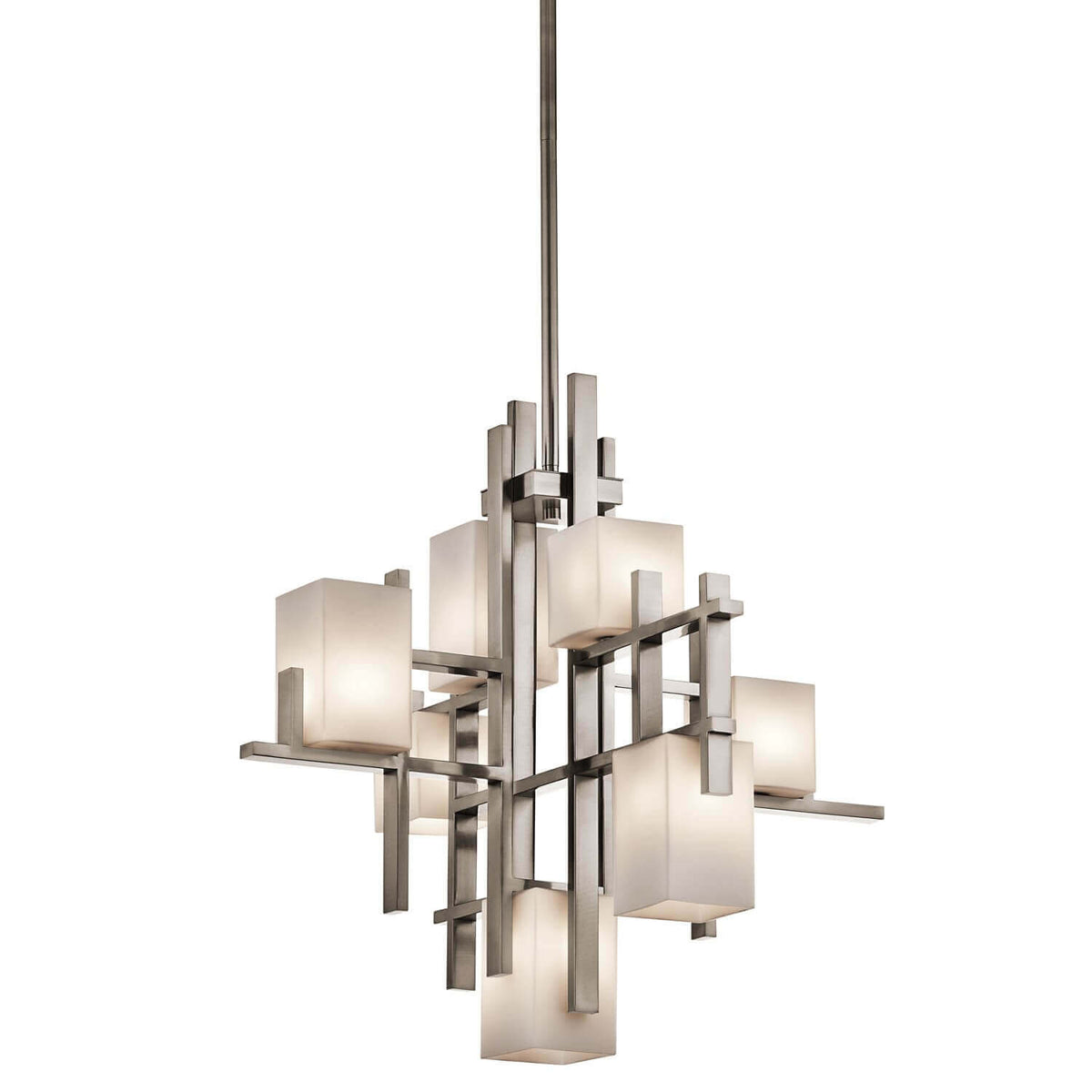 Lustre vu de face sur fond blanc, structure métal et sept cubes de verre opale