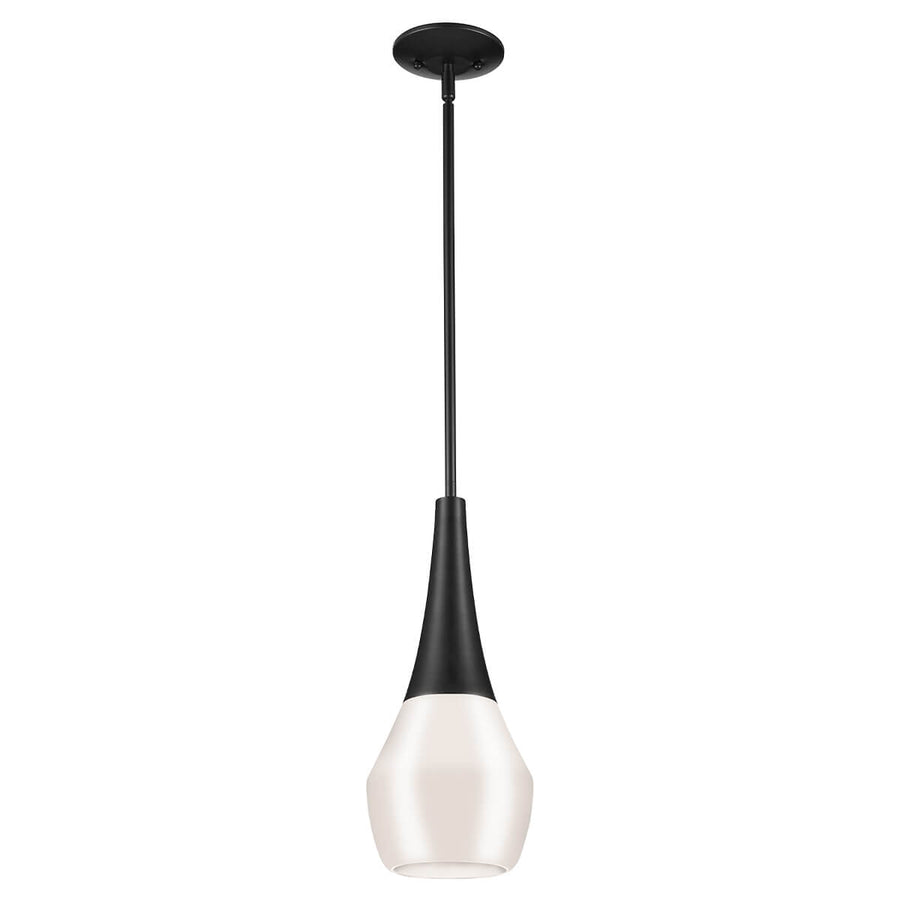 Vue de face de la suspension noire avec abat-jour en verre opale
