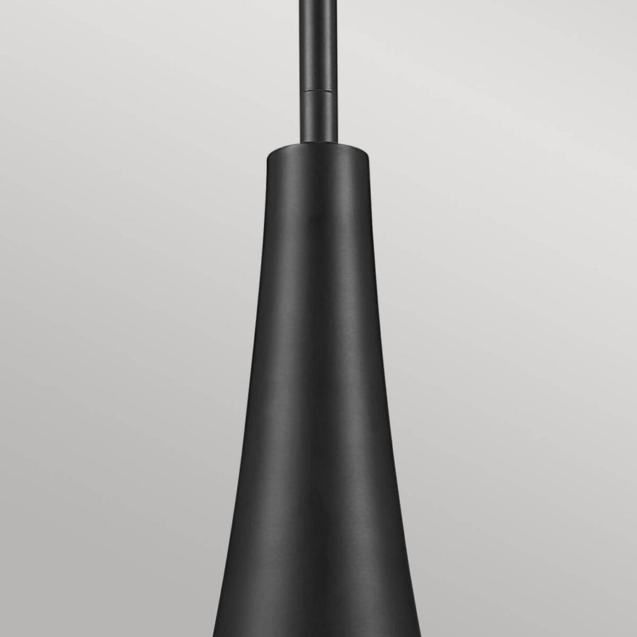 Détail du cône noir et de la tige métallique de la suspension