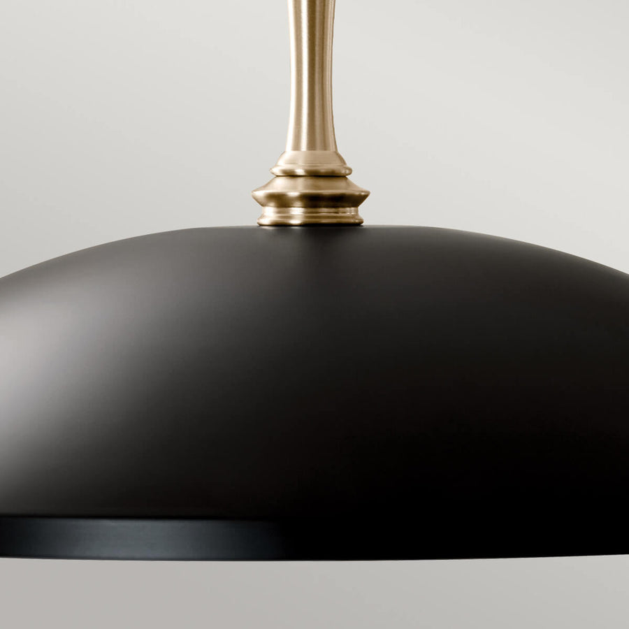 Détail de la surface noire mate et de la collerette dorée