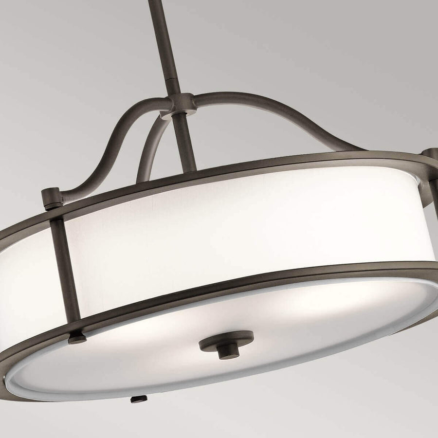 Gros plan sur les bras courbes et le haut du diffuseur cylindrique blanc