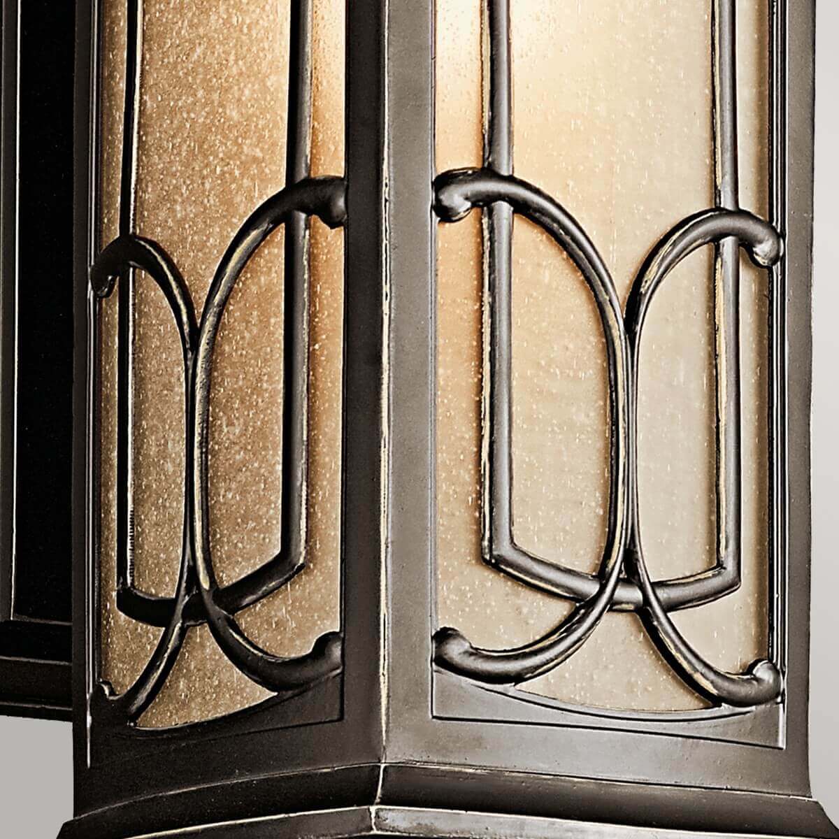 Vue rapprochée des motifs en arabesque et de la finition bronze vieilli