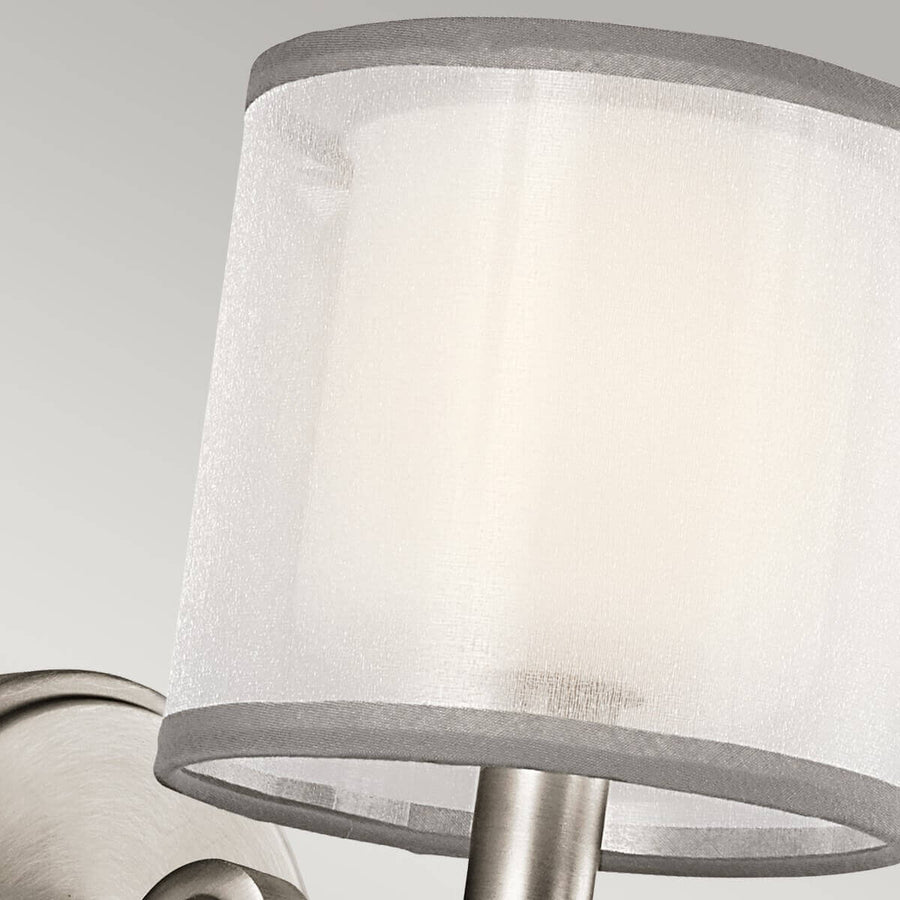 Zoom sur l'abat-jour en tissu blanc translucide avec liseré gris