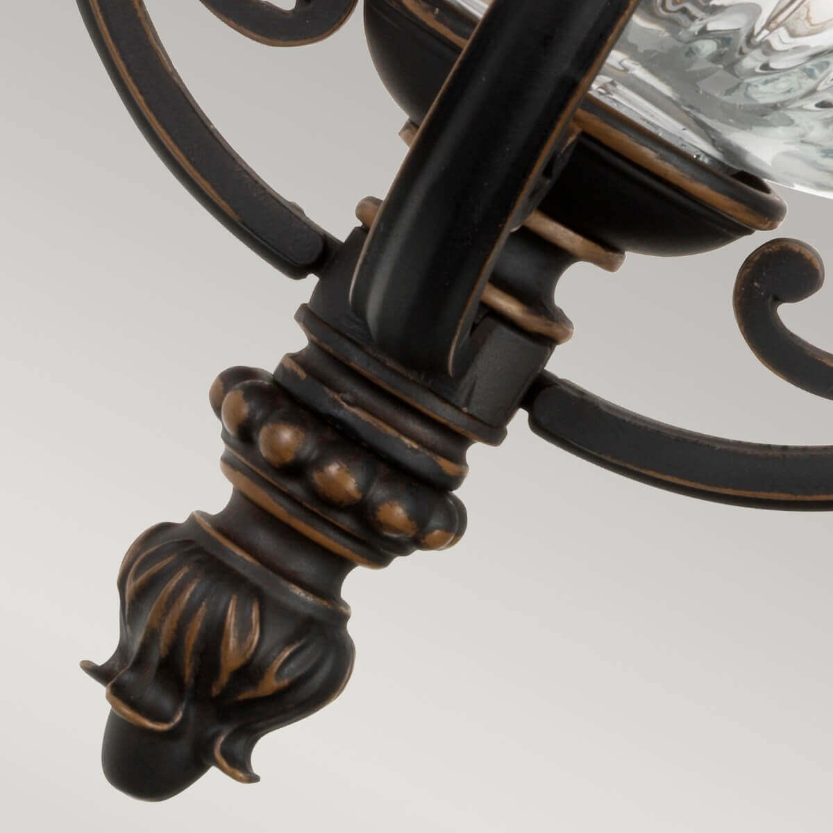 Détail du bas de l'applique avec bille et fleuron bronze doré