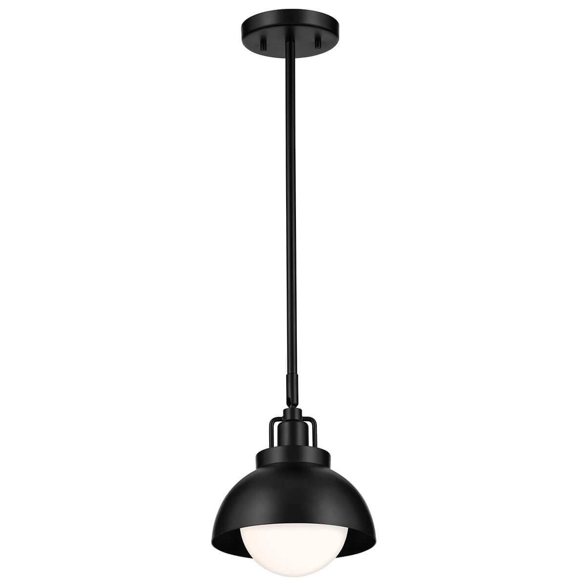 Suspension noire à tige avec abat-jour en dôme et diffuseur en verre blanc.