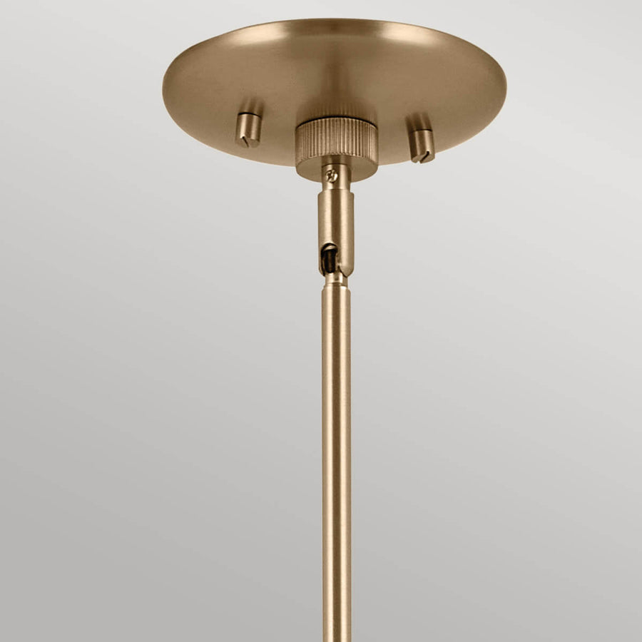 Détail de la rosace bronze fixée au plafond et du raccord de la tige.