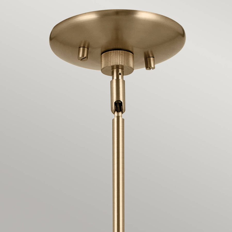 Détail de la rosace de plafond en bronze brossé et de la tige de suspension
