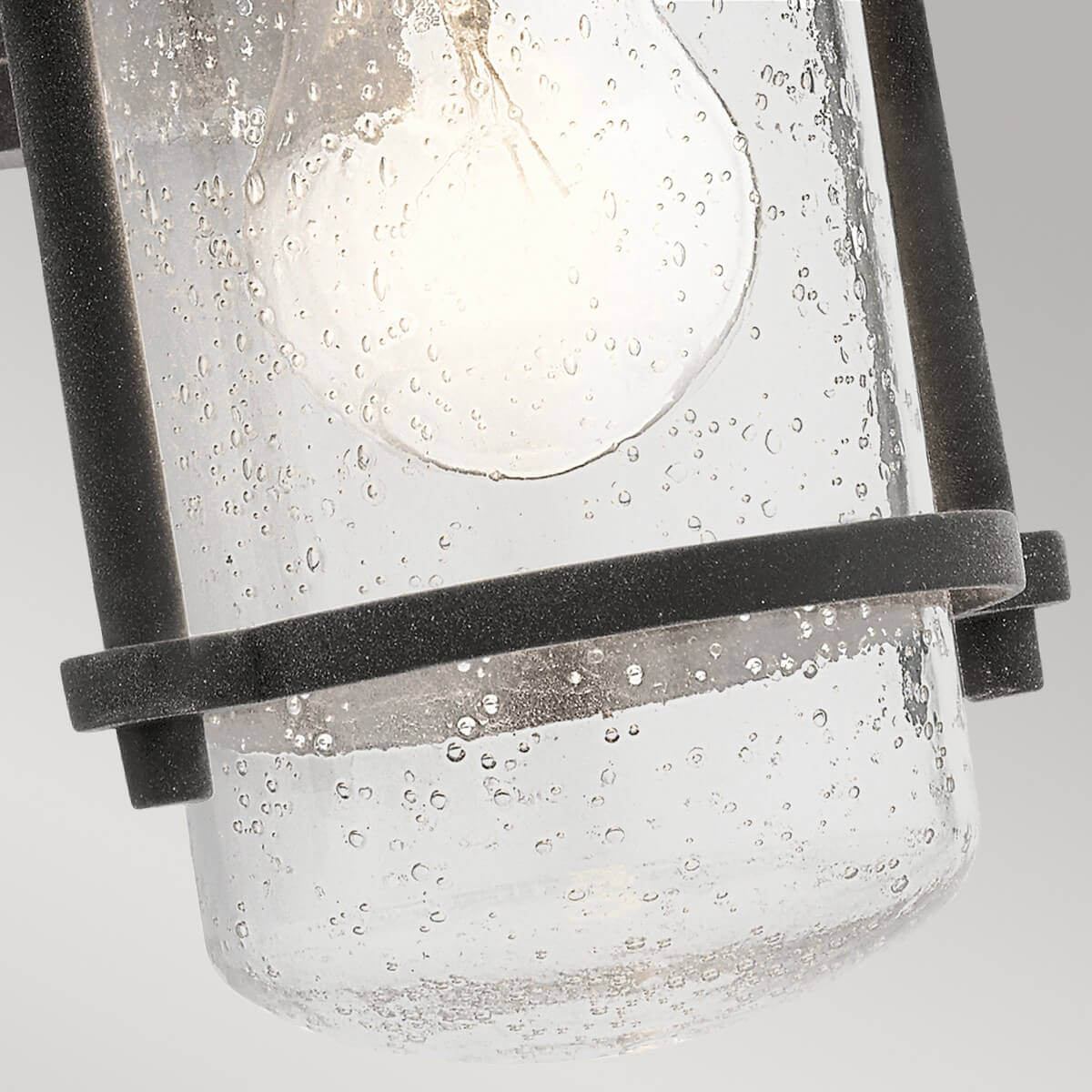 Détail du verre soufflé bullé et de l'ampoule allumée sous la collerette.