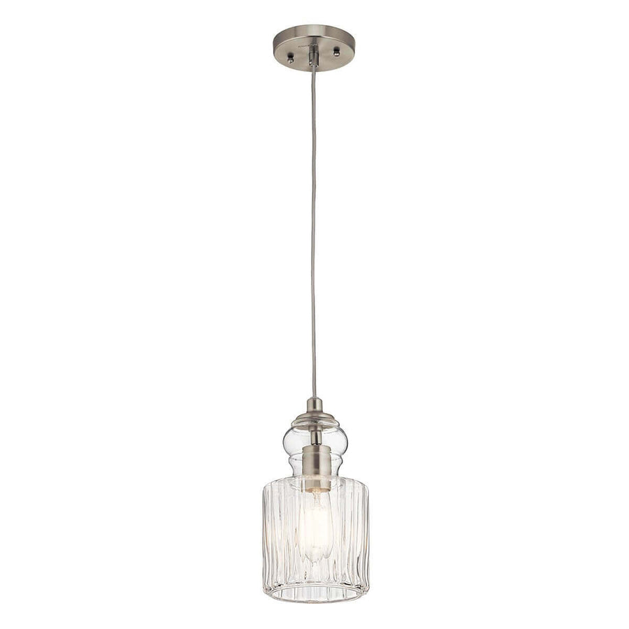 Suspension complète sur fond blanc, verre strié transparent et finition nickel satiné.