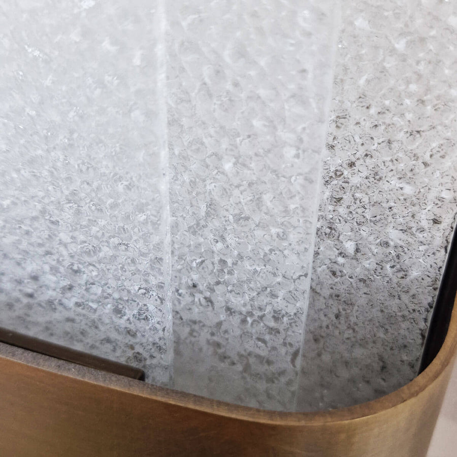 Macro de la texture bullée du verre translucide éclairé par l'arrière