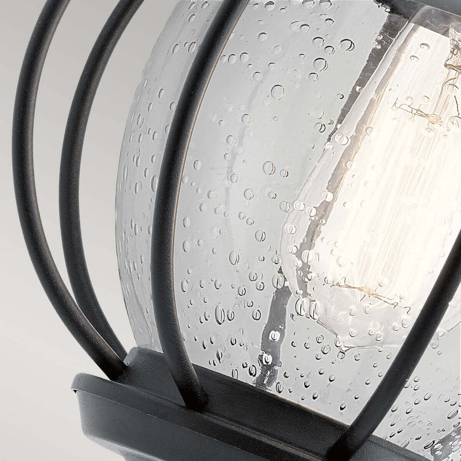 Gros plan sur le verre moucheté et les tiges de la cage