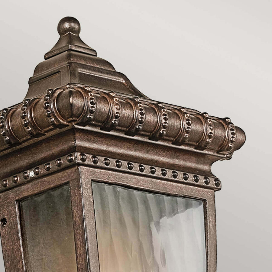 Détail du sommet mouluré avec boule décorative et corniche ornée de perles