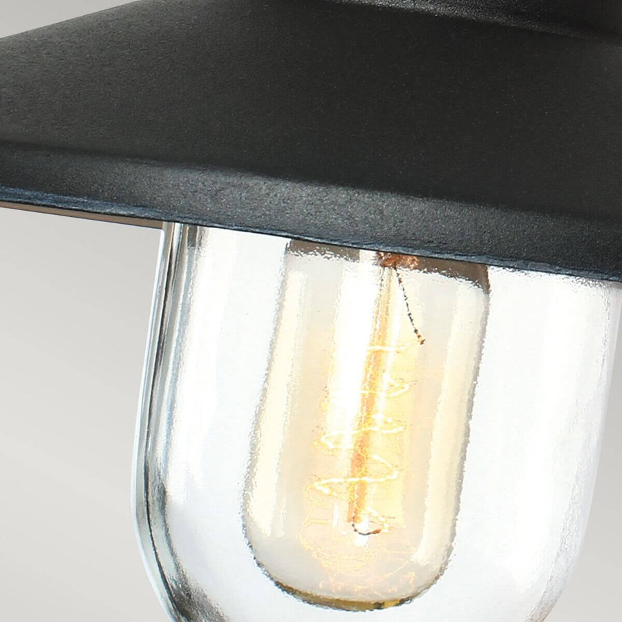 Zoom sur l'ampoule à filament doré protégée par un globe en verre clair