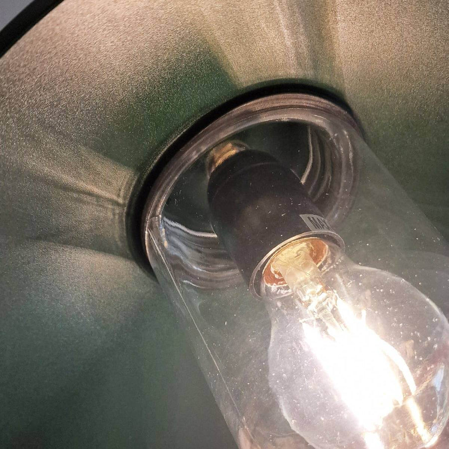 Détail de l'intérieur avec douille, ampoule allumée et verre transparent