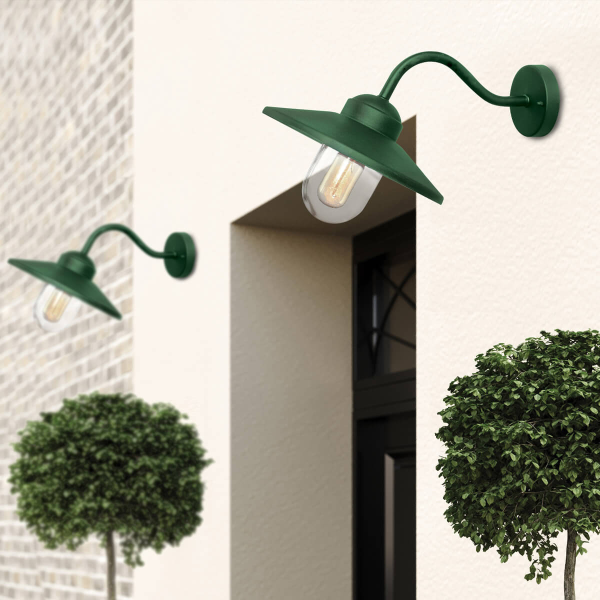 Mise en ambiance extérieure avec deux appliques vertes sur façades claires