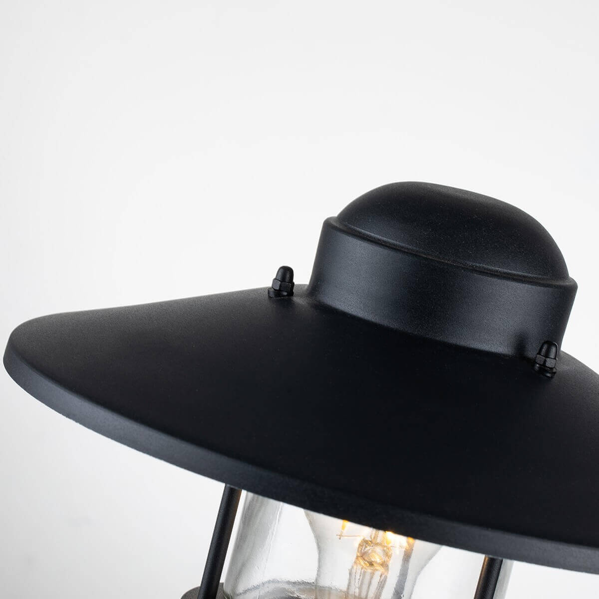 Détail du sommet bombé et de l'abat-jour noir avec vis apparentes