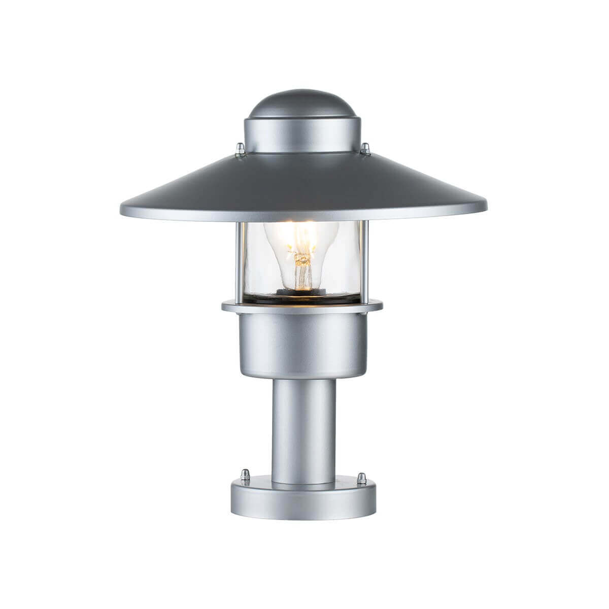 Lampadaire extérieur argenté allumé, ampoule visible sous un chapeau conique.