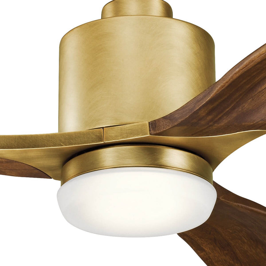 Détail du boîtier moteur doré, du diffuseur lumineux et des attaches de pales en bois.