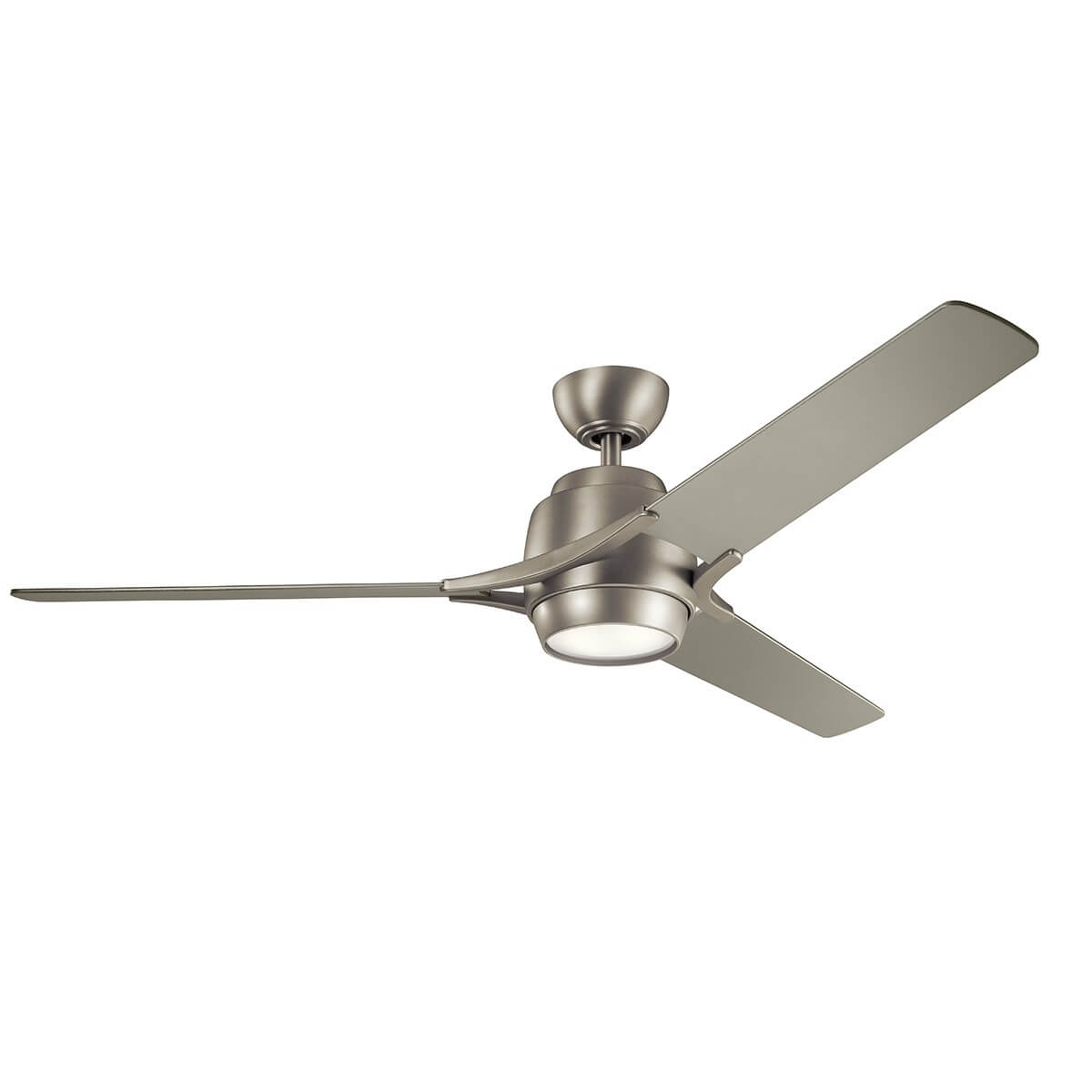 Vue d'ensemble d'un ventilateur de plafond à trois pales argentées avec éclairage central.