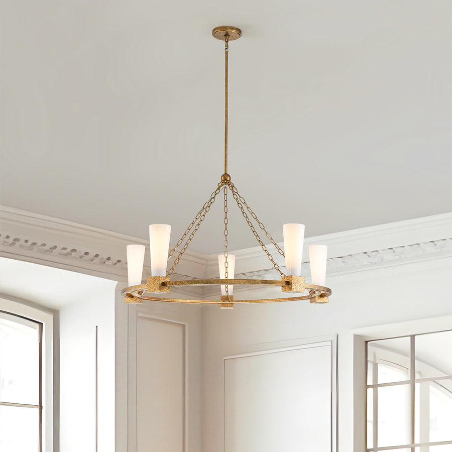Lustre installé au plafond dans un intérieur blanc avec moulures et fenêtres
