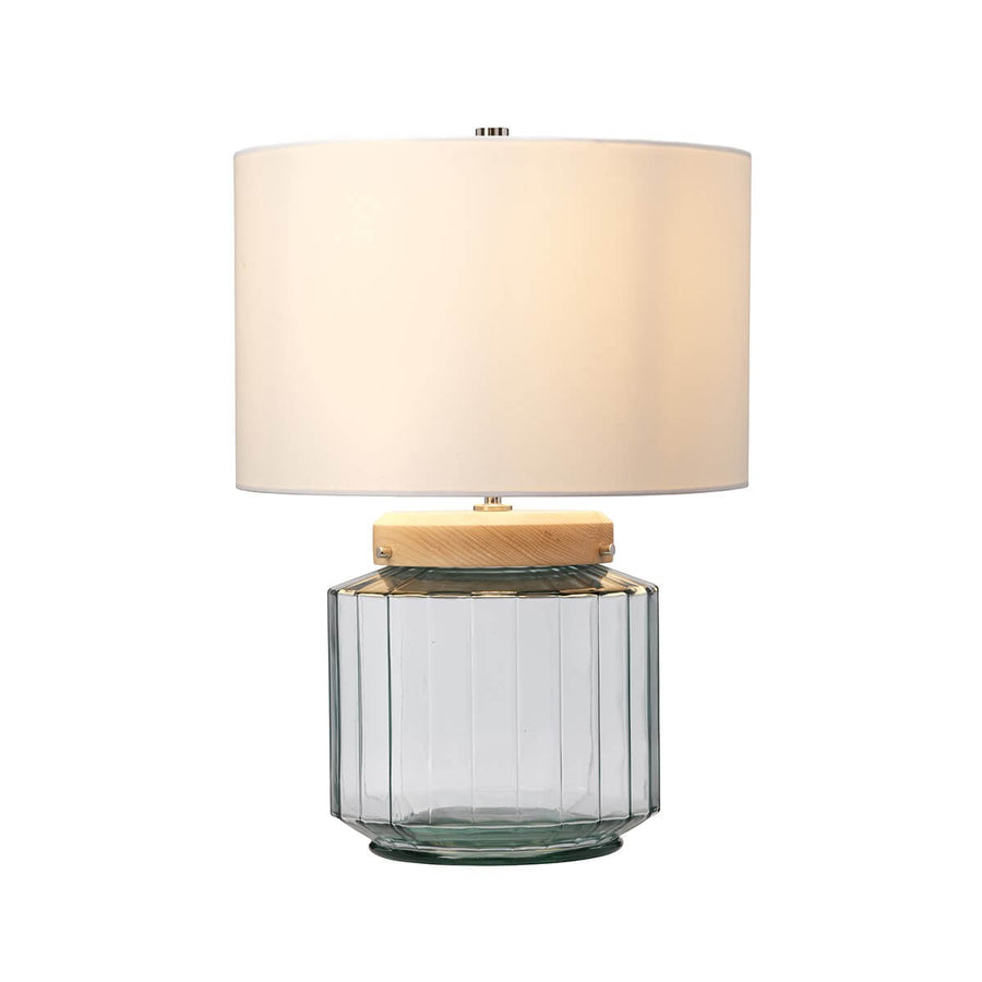 Même lampe allumée, abat-jour diffusant une lumière chaude sur fond neutre