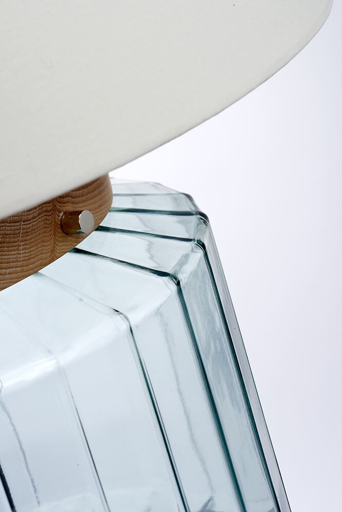 Détail du socle : verre strié, bague en bois clair et vis nickelées de fixation