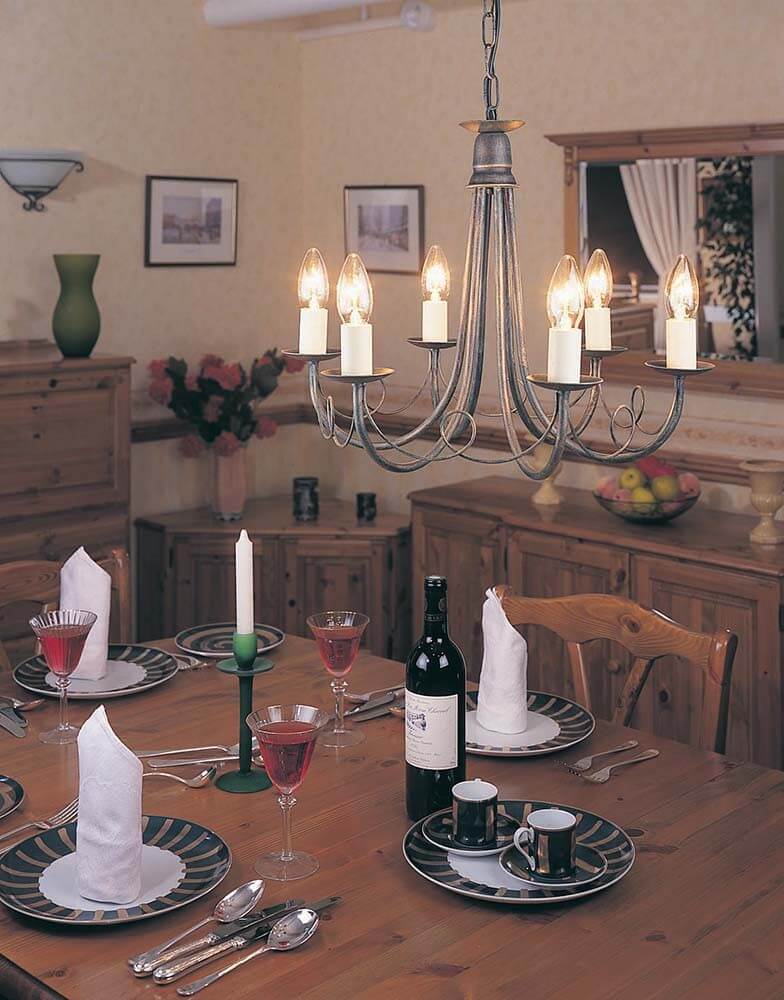 Mise en ambiance du lustre suspendu au-dessus d'une table de salle à manger dressée