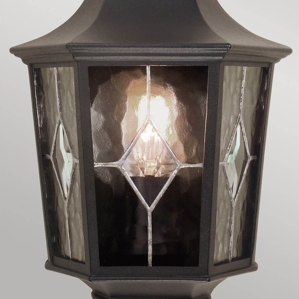 Panneau de verre central rétro-éclairé, motifs en losanges et cadre métallique.