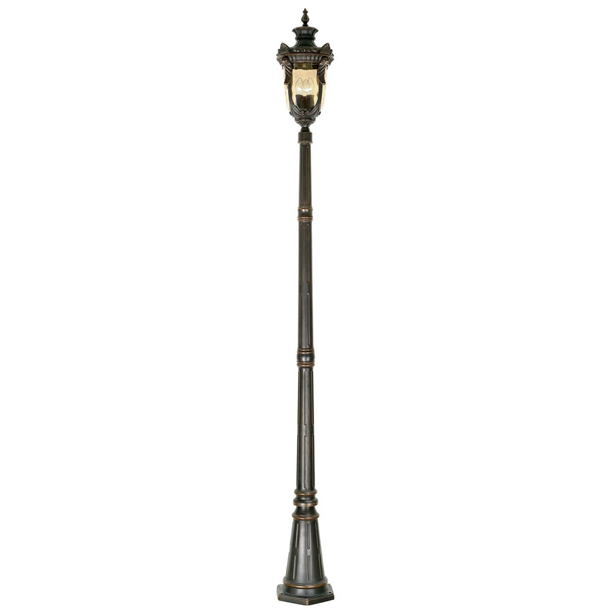 Lampadaire extérieur entier vu de face, mât élancé et lanterne vitrée à trois lumières