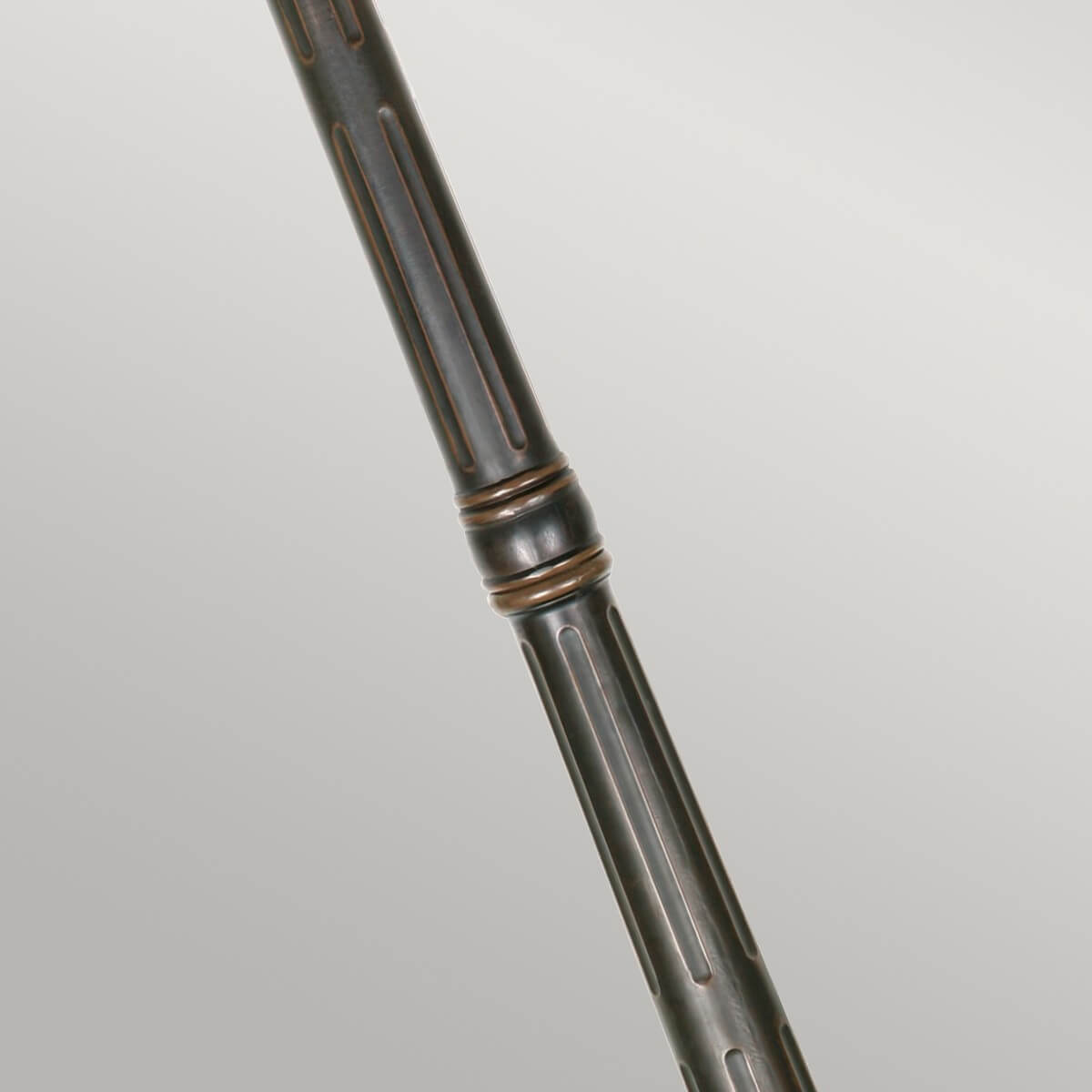 Détail du mât cylindrique, bagues bronze et nervures cannelées en finition vieillie