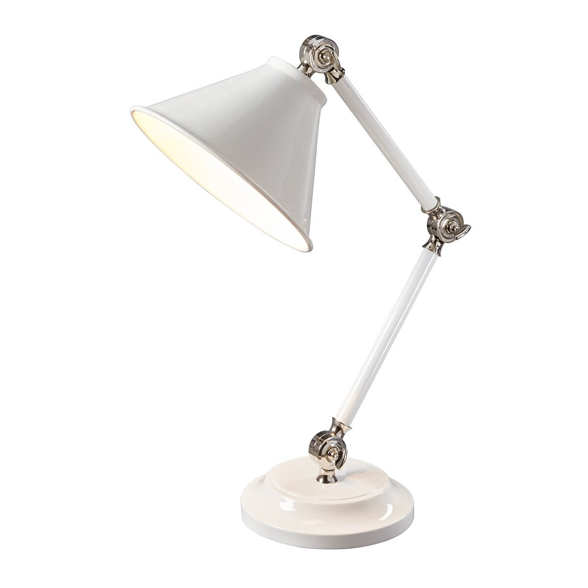 Lampe à poser blanche à bras articulés et abat-jour conique orientable, sur fond blanc.