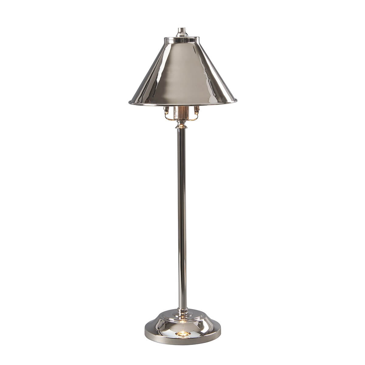 Vue de face de la lampe à poser en nickel poli avec abat-jour conique.