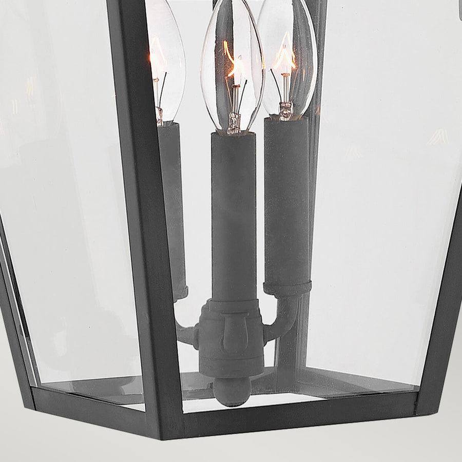 Zoom sur les trois douilles et ampoules à filament allumées sous le verre