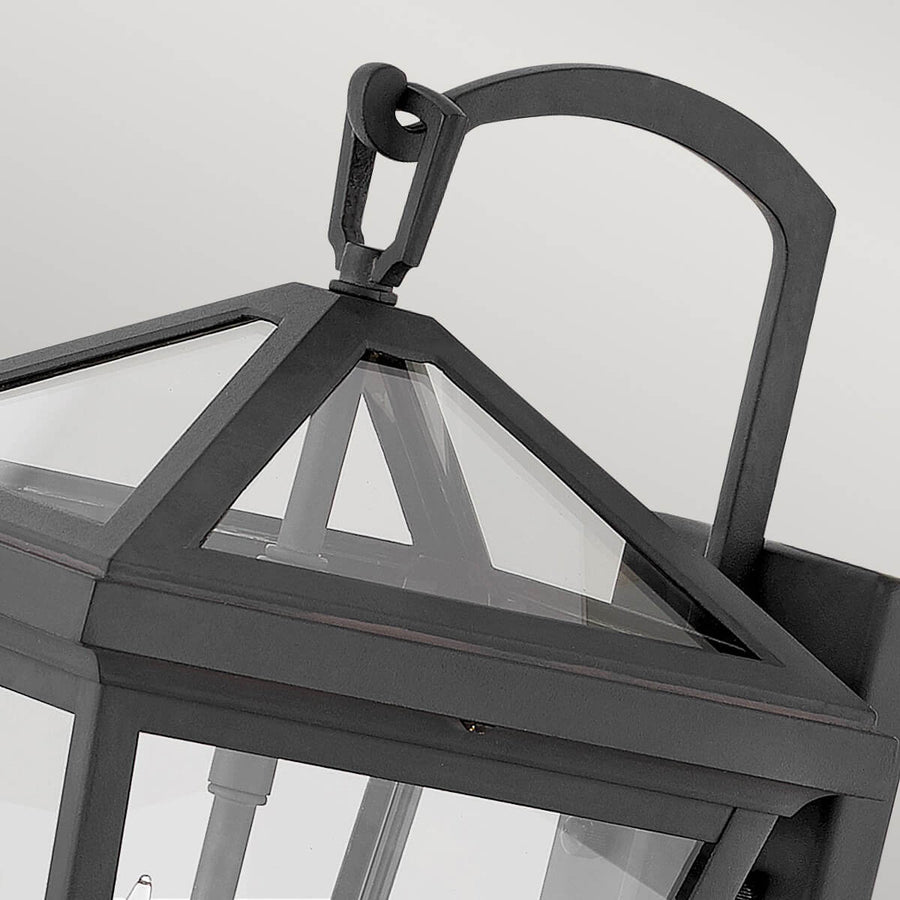 Détail du sommet : bras cintré, anneau métallique et cadre noir du lantern.