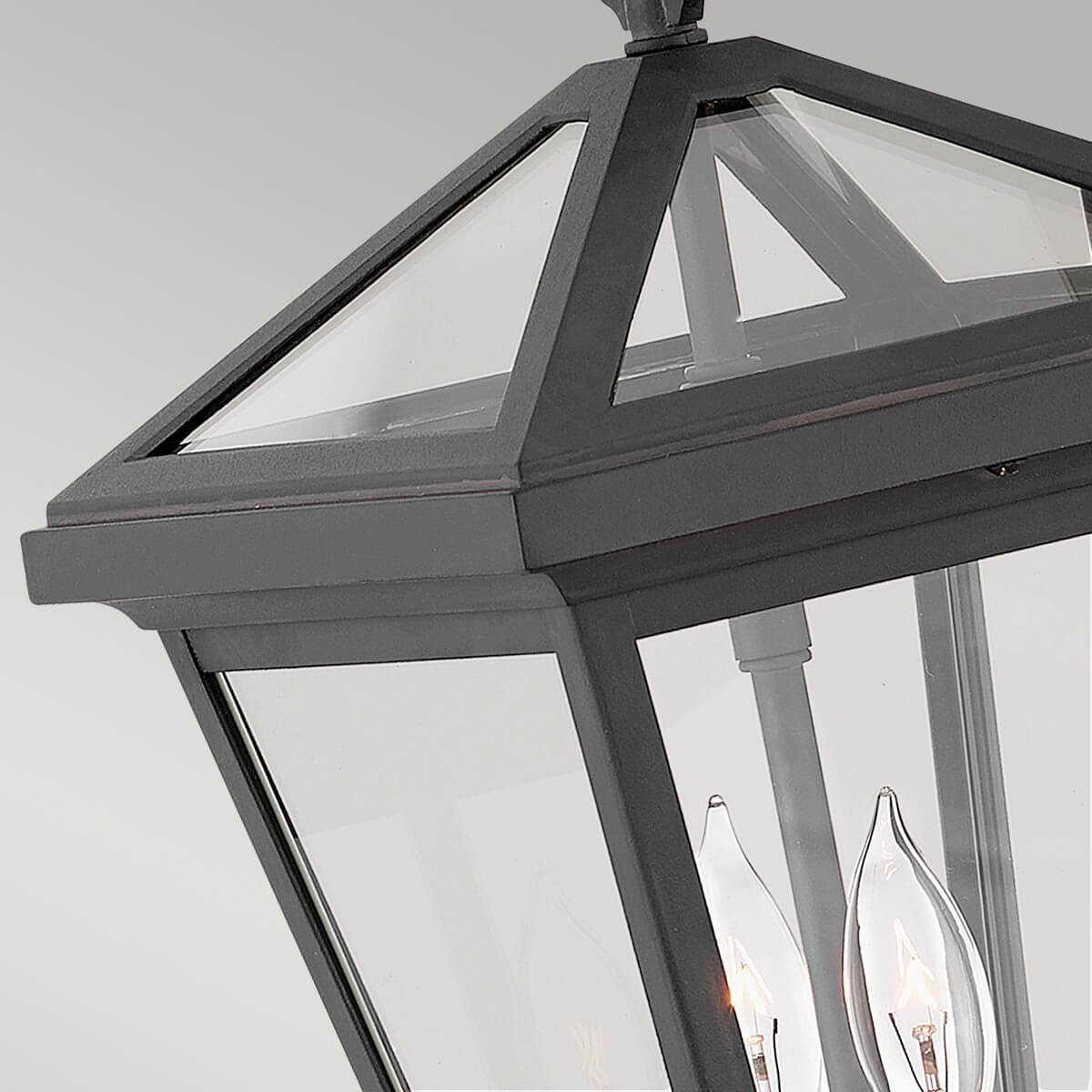 Gros plan sur la toiture pyramidale vitrée et le bord chanfreiné du lantern.