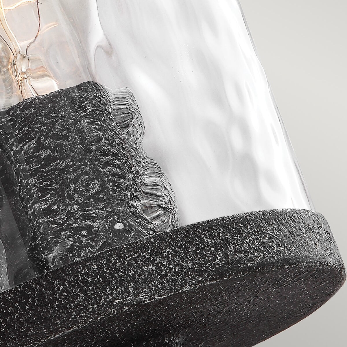 Détail du verre martelé laissant apparaître l'ampoule allumée