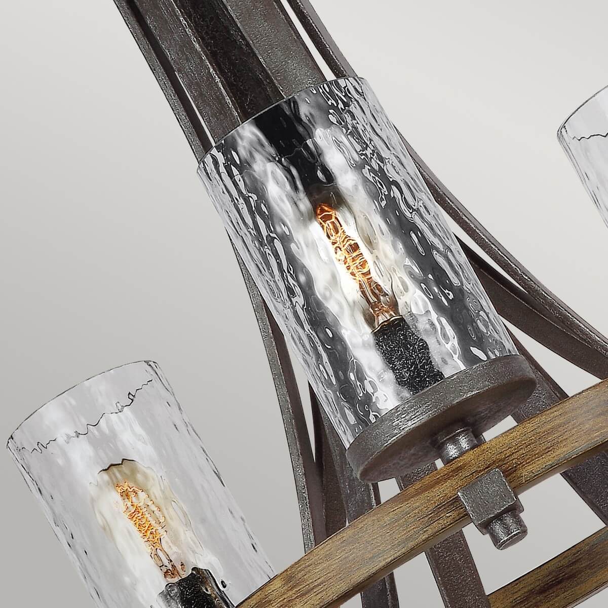 Vue rapprochée d'une ampoule allumée dans son cylindre de verre martelé