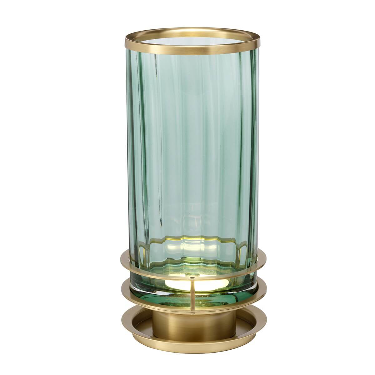Lampe à poser cylindrique en verre vert cannelé et laiton, vue de face sur fond blanc.