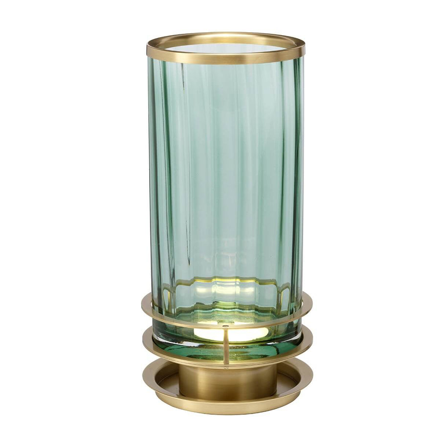 Lampe à poser cylindrique en verre vert cannelé et laiton, vue de face sur fond blanc.