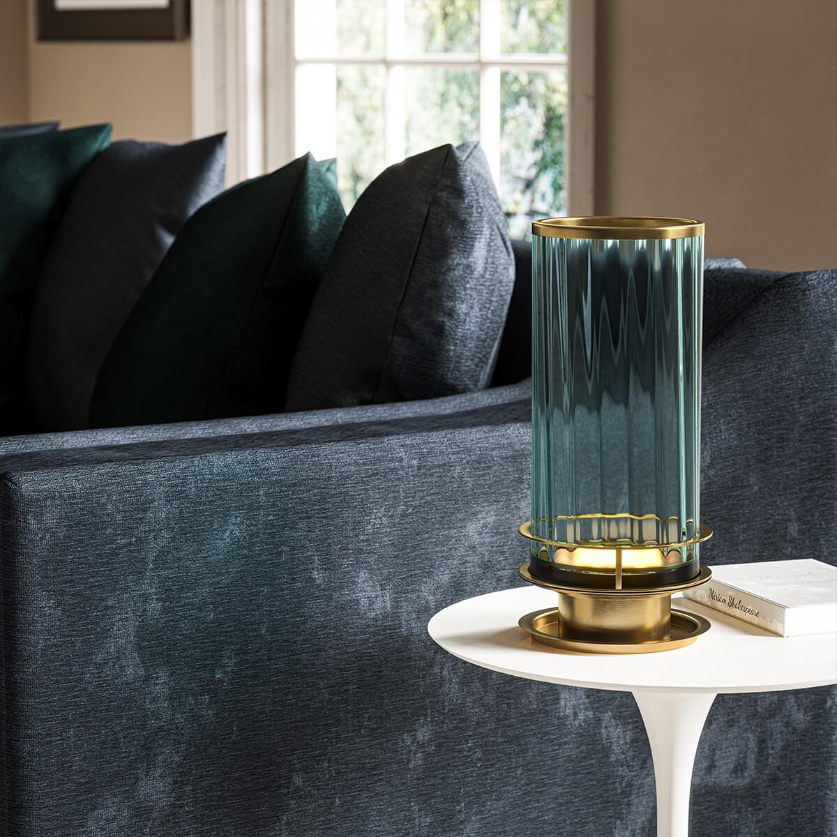 Mise en ambiance : lampe allumée posée sur une table d'appoint près d'un canapé.