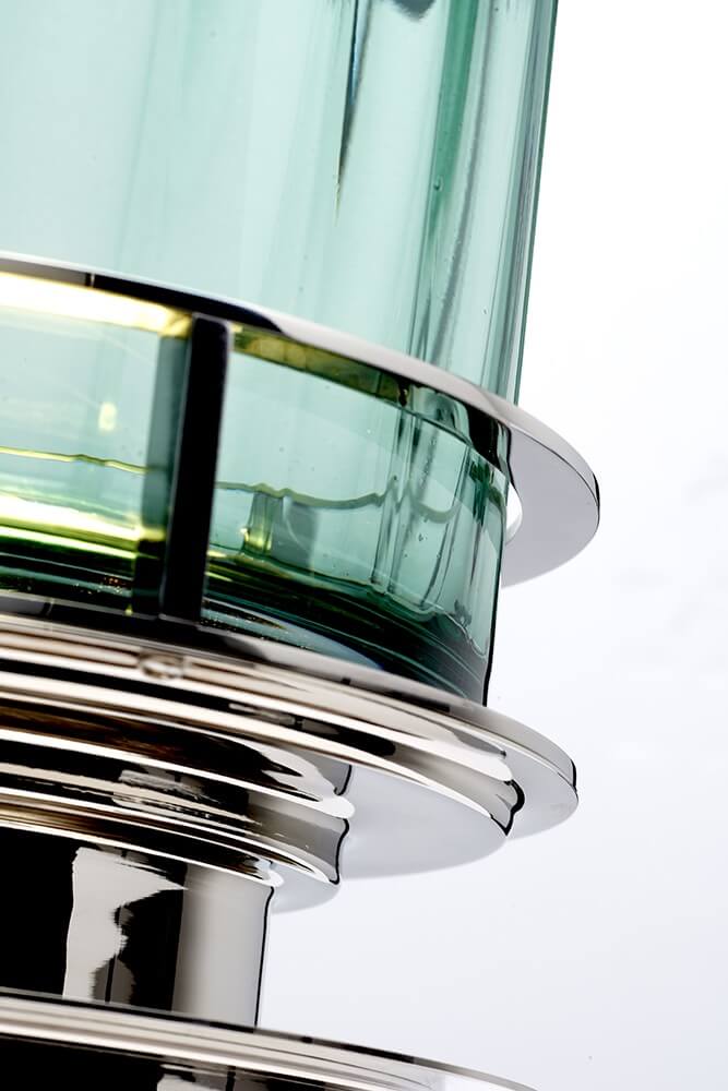 Détail rapproché de la base nickel et du verre éclairé de l'intérieur.